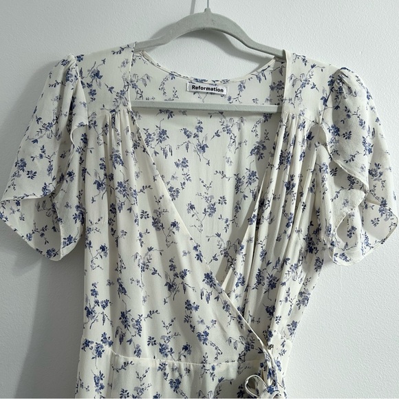 Reformation Ellwood Dress in Sinead White Blue Floral sz Medium Flutter Sleeves - Picture 3 of 12